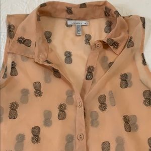New without tag.🍍Sleeveless pineapple shirt.🍍🍍